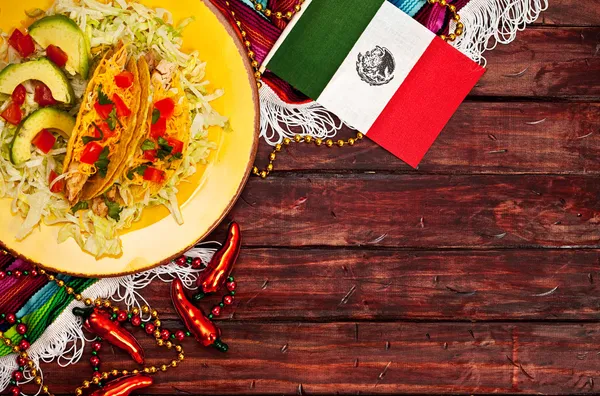 背景: メキシコの旗とタコスをシンコデマヨを祝うために — ストック写真