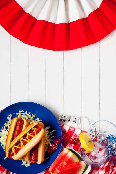 Achtergrond: Zomer picknick achtergrond met hotdogs — Stockfoto