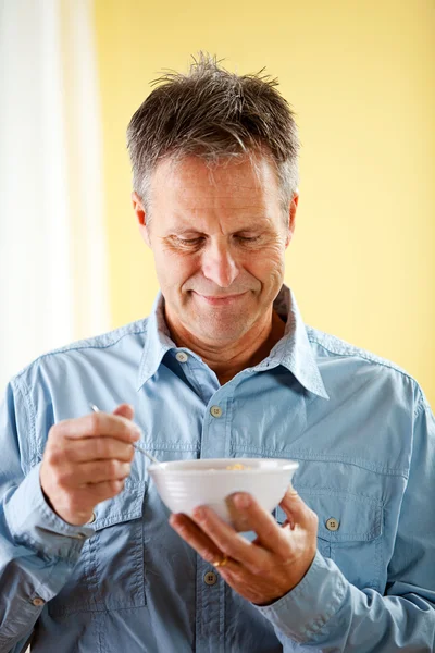 Pareja: Listos para tomar cereales para el desayuno — Foto de Stock