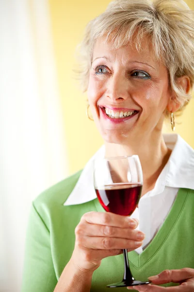 Paar: Houden een glas rode wijn — Stockfoto