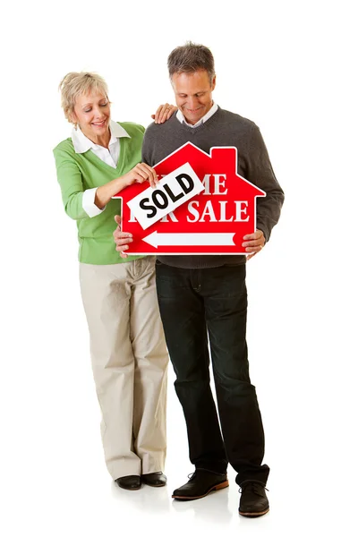 Pár: Pár prodávat jejich domov — Stock fotografie