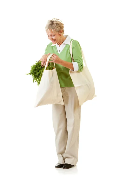 Casal: Em pé com terra amigável sacos de supermercado — Fotografia de Stock
