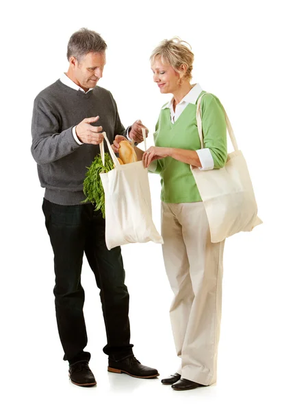 カップル: 紙と布の買い物袋を使用してください。 — ストック写真