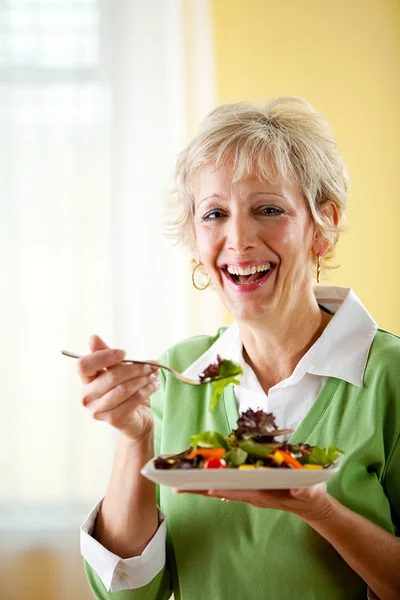 Pareja: Mujer tomando una ensalada verde —  Fotos de Stock