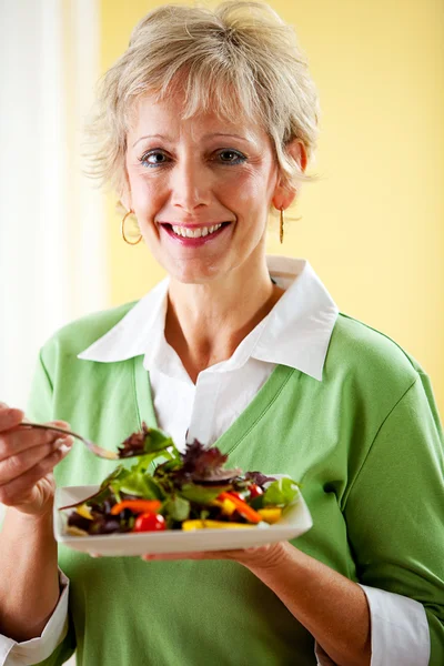 Pareja: Mujer tomando una ensalada verde — Foto de Stock