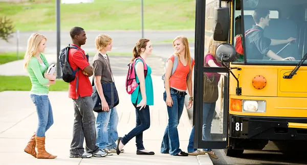 Ônibus Escolar: Linha de Estudantes Autocarro de Embarque — Fotografia de Stock