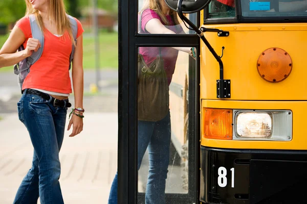 Schulbus: Anonyme Schüler steigen in Bus — Stockfoto