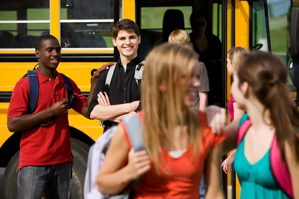 De Bus van de school: Guy flirt met schoolmeisje — Stockfoto