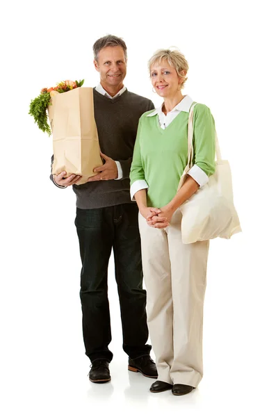 Casal: Usando sacos de supermercado de papel e tecido Imagens Royalty-Free