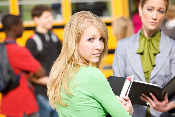 De Bus van de school: Meisje krijgt in de problemen voor het overtreden van regels Stockfoto