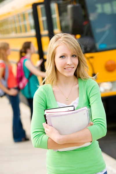 De Bus van de school: Tiener Student voor Bus Rechtenvrije Stockfoto's