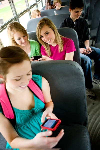 Schulbus: Smartphone im Bus nutzen Stockbild