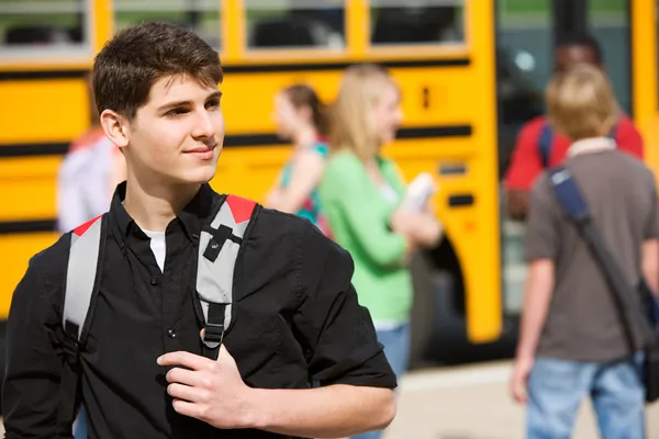 Schulbus: Schüler wartet mit Bus lizenzfreie Stockfotos