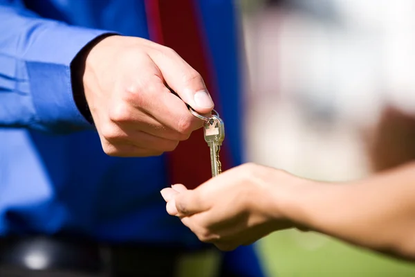 Ana sayfa: Adam kadın evin anahtarları eller. — Stok fotoğraf