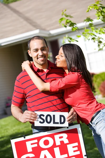 Home: Guy blij voor nieuw huis — Stockfoto