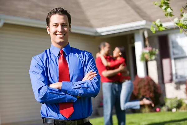 Home: Agente con coppia eccitata in background — Foto Stock