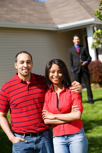 Casa: Pareja listo para trabajar con agente de bienes raíces —  Fotos de Stock