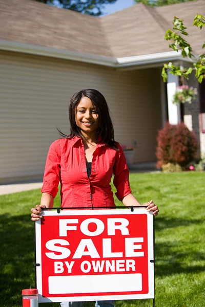 Додому: жінка готова продати будинок — стокове фото