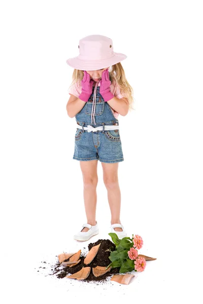 Tuinman: Meisje neerkijkt op gebroken Pot — Stockfoto