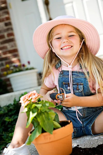 Jardineiro: Alegre Girl Potting Plants — Fotografia de Stock