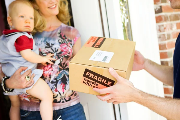 Consegna: L'uomo consegna il pacchetto fragile — Foto Stock