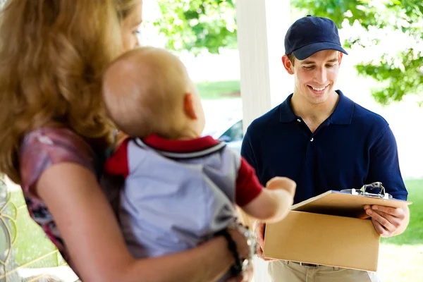 Leverans: Deliveryman Kontrollera namn på listan — Stockfoto