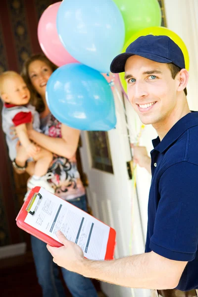 Παράδοση: Deliveryman με μπαλόνι μπουκέτο — Φωτογραφία Αρχείου