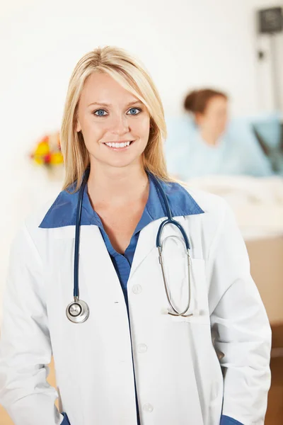 Hospital: Profissional médico muito feminino — Fotografia de Stock