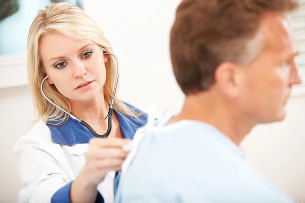 Hospital: Physician Listening to Lungs — Stock Photo, Image