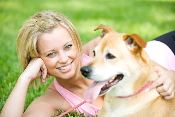 犬と公園: かわいい女性 — ストック写真