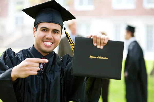 Graduation : Étudiant excité à propos du diplôme — Photo