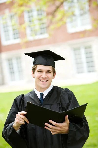 Graduación: Estudiante inteligente sostiene el diploma — Foto de Stock