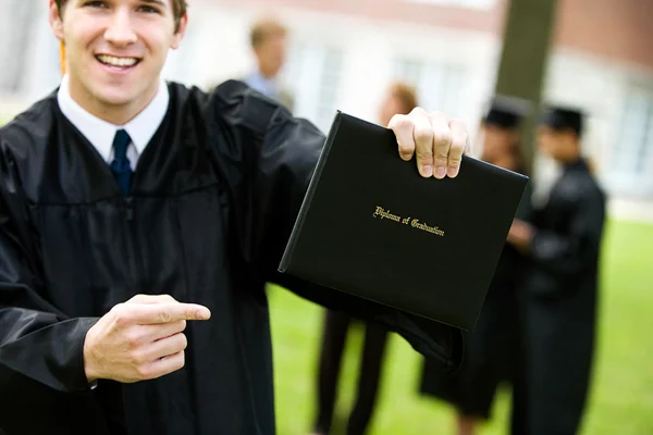 Afstuderen: Opgewonden Student punten op Diploma — Stockfoto