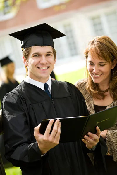 Graduazione: Graduate Stand recenti con Madre — Foto Stock