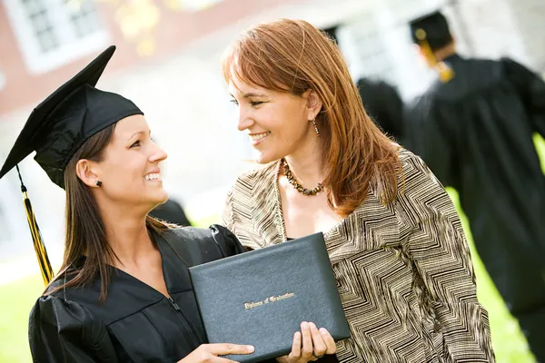 Graduação: Mãe Orgulhosa de Filha Graduada — Fotografia de Stock