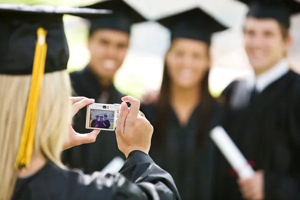 Graduação: Menina tira foto de amigos — Fotografia de Stock