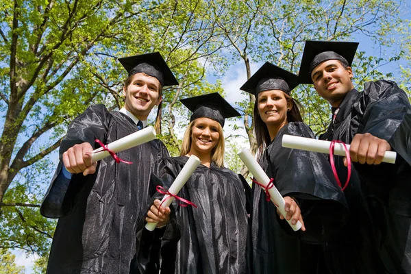 Graduación: Mirando hacia arriba en el grupo de graduados — Foto de Stock