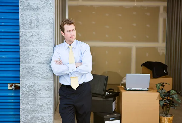 Opslag: Business Man staat door tijdelijke Office — Stockfoto