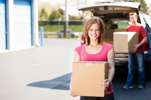 Almacenamiento: Pareja poner cajas en el almacenamiento — Foto de Stock