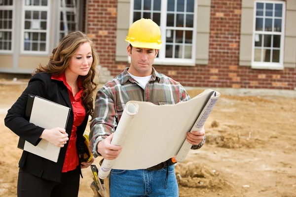 Construction: Architect Reviews Plans with Contractor — Stock Photo, Image