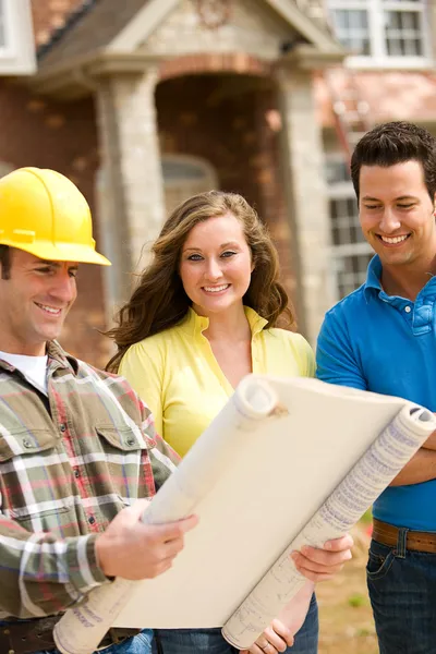 Construction: Couple Reviewing Blueprints — Stock Photo, Image