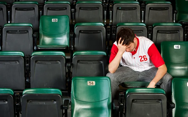 Fans: Man zit alleen na een verlies van — Stockfoto