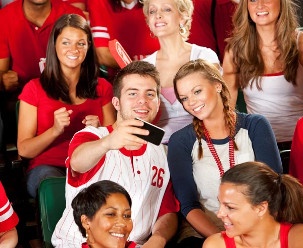 Fans: Paar neemt een foto met mobiele telefoon — Stockfoto