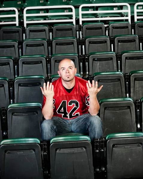 Fans: Einsamer Fan unsicher, warum Mannschaft verloren hat — Stockfoto