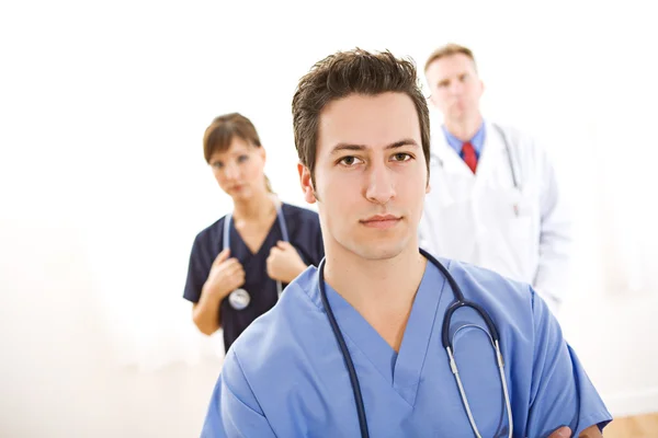 Artsen: Betrokken medische stagiair met anderen — Stockfoto