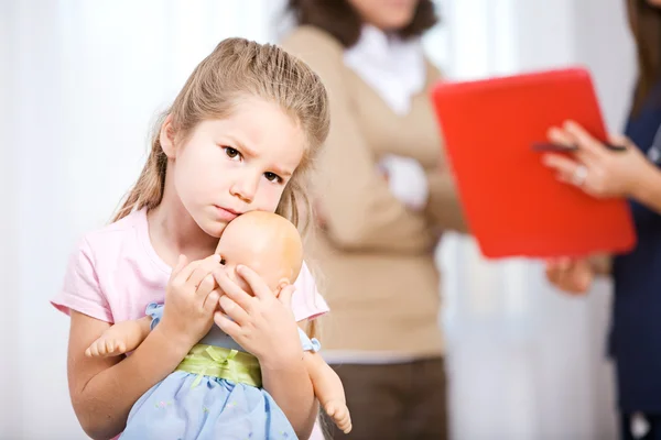 Nurse: Parent Talks to Doctor With Child Unsure — Stock Photo, Image