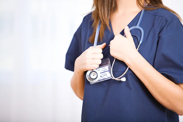 Enfermera: Enfermera anónima que sostiene el estetoscopio — Foto de Stock