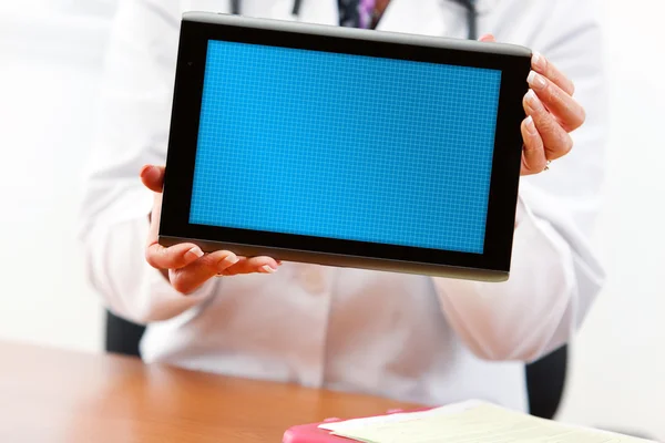 Doktor: Doktor Holding boş dijital Tablet — Stok fotoğraf