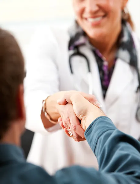 Läkare: Skaka hand med en Patient — Stockfoto
