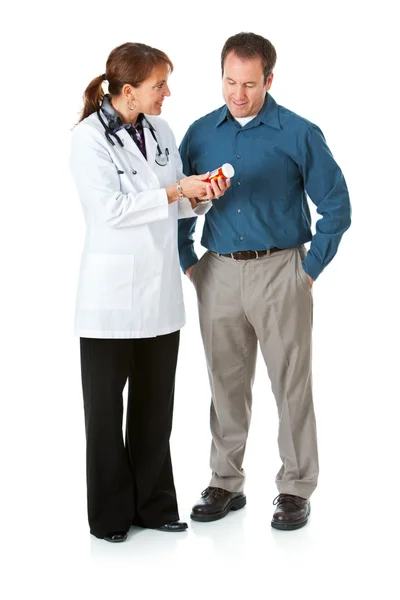 Arzt: Medikamentenanweisungen überprüfen — Stockfoto